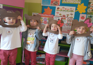 Czwórka dzieci pozuje w maskach misiach